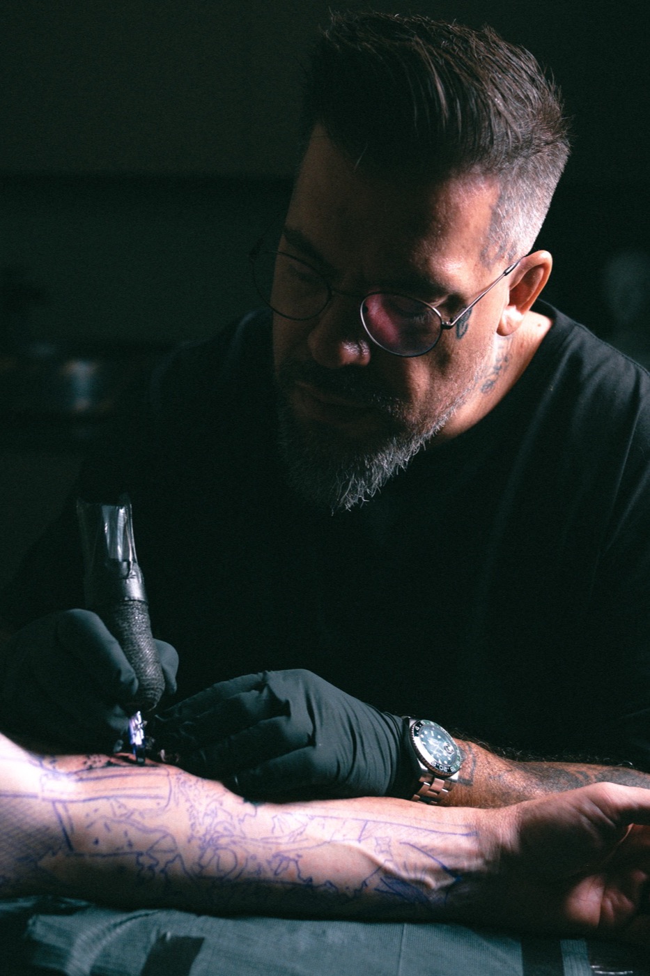 Rafael Cassaro working the first pass over the stencil on the forearm